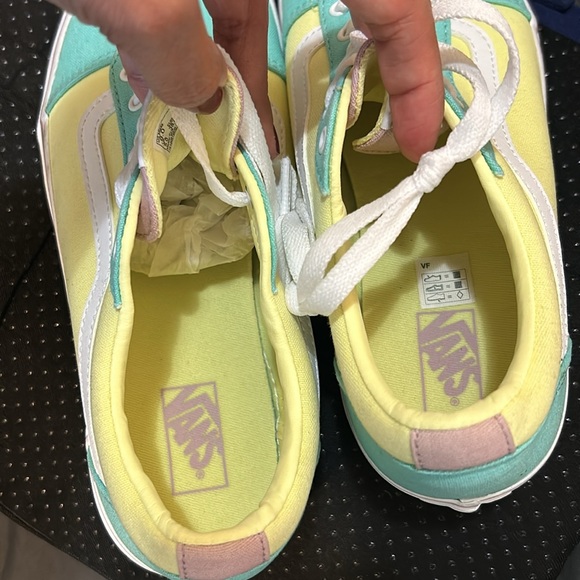 Vans - Picture 9 of 10